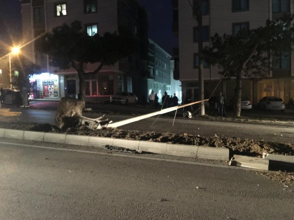 Tekirdağ'ın Malkara ilçesinde kontrolden çıkan otomobil aydınlatma direğine çarptı