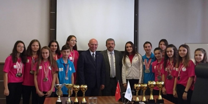 Başkan Eşkinat atletizmin genç yıldızlarını ağırladı