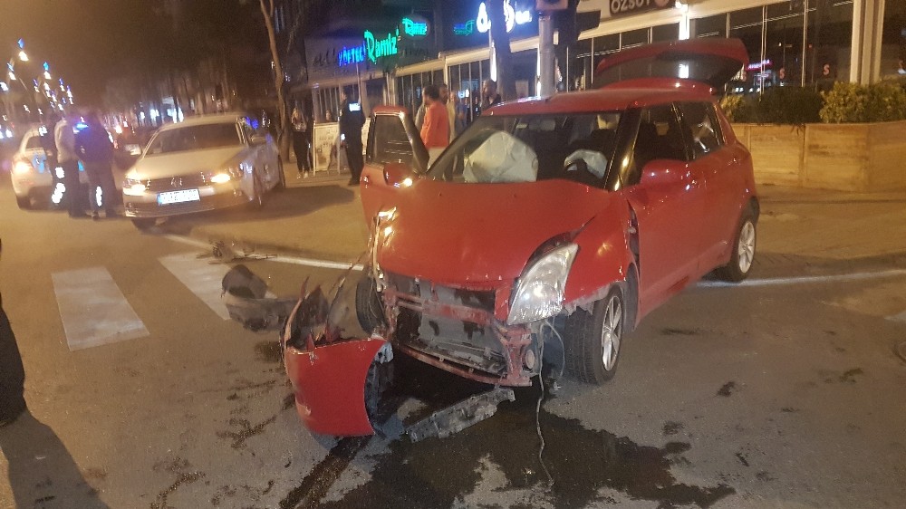 Manavgat’ta trafik kazası: iki otomobil çarpıştı 3 yaralı