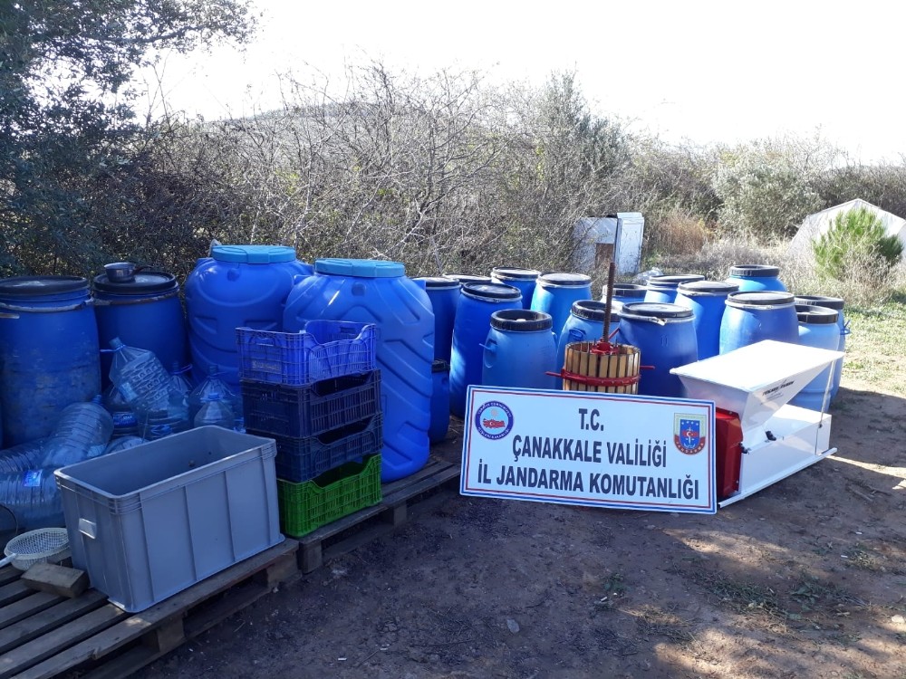 Çanakkale’de kaçak 3 bin 500 litre kaçak şarap ele geçirildi.