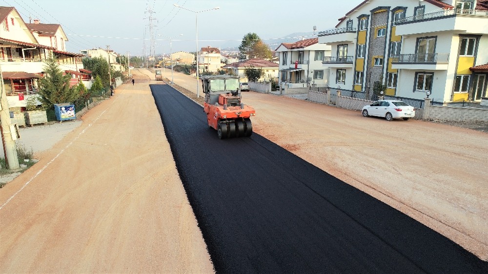 Başiskele’de yol, asfalt çalışmaları sürüyor