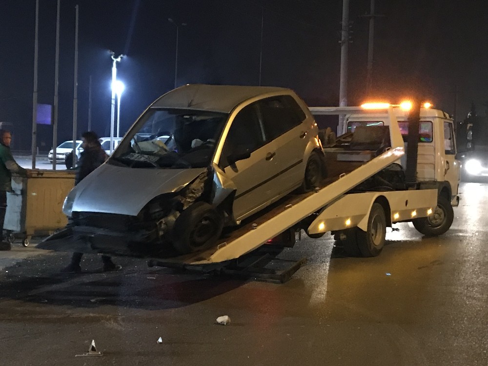 İzmir'in Bornova ilçesinde Otomobil aydınlatma direğine çarptı: 3 yaralı