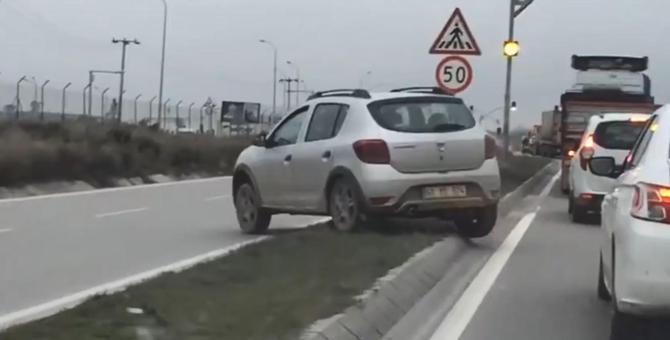 Işıklarda beklemek istemeyen sürücünün yarattığı tehlike böyle görüntülendi