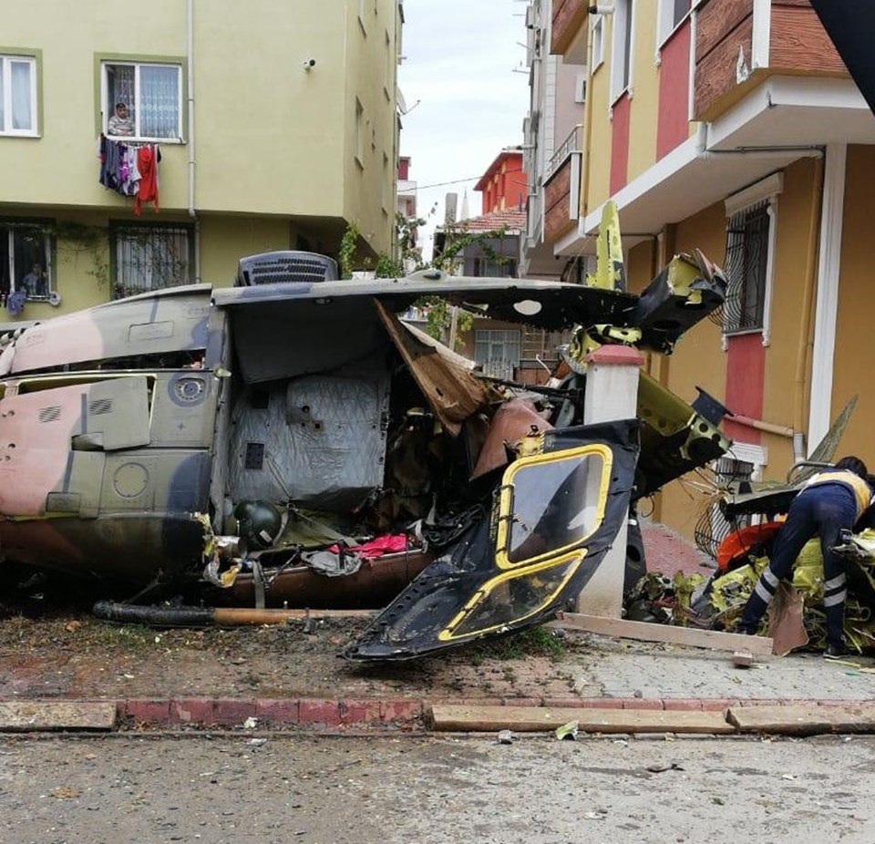 İstanbul Sancaktepe'de askeri helikopter düştü!