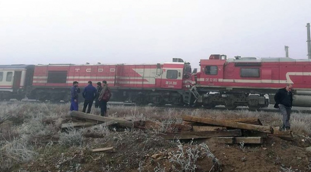 Sivas'ta yolcu treni ve yük treni çarpıştı! Çok sayıda yaralı var!