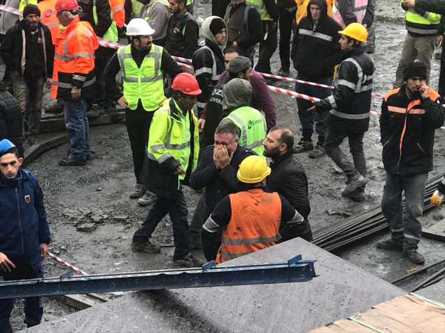 Gebze'de beton yığınının altında kalan 3 işçinin cansız bedenine ulaşıldı