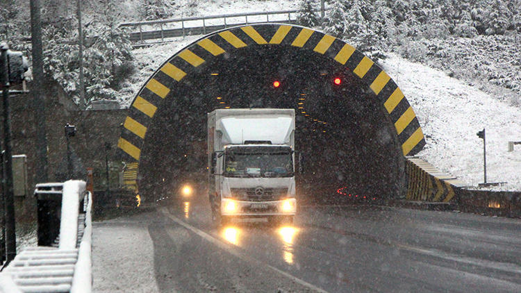 TEM yolunu kullanacakların dikkatine! Bolu karla kaplandı!