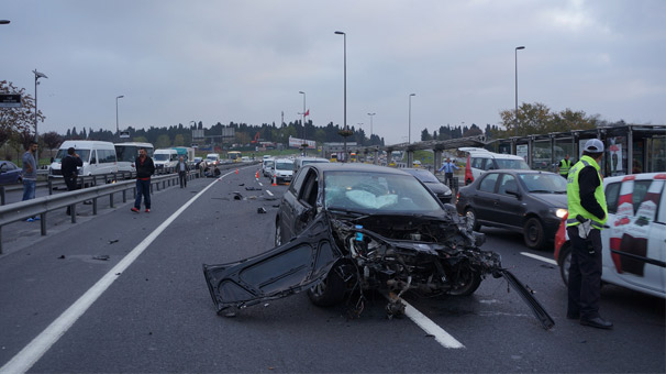 E-5'te kaza oldu! Trafik kilitlendi