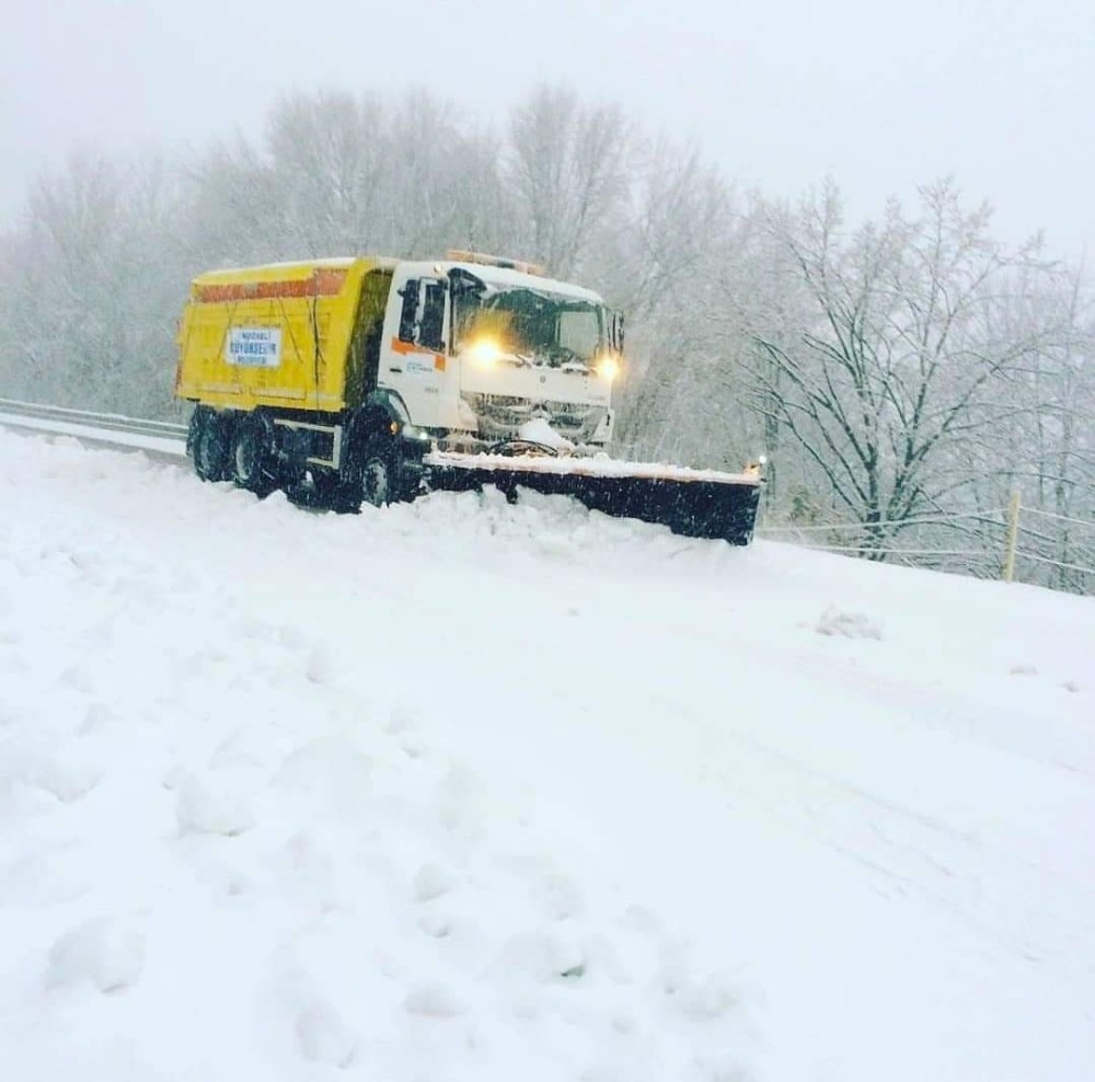 Kocaeli’nin yüksek kesimleri beyaza büründü! Büyükşehir trafiğin aksamasını engelledi!