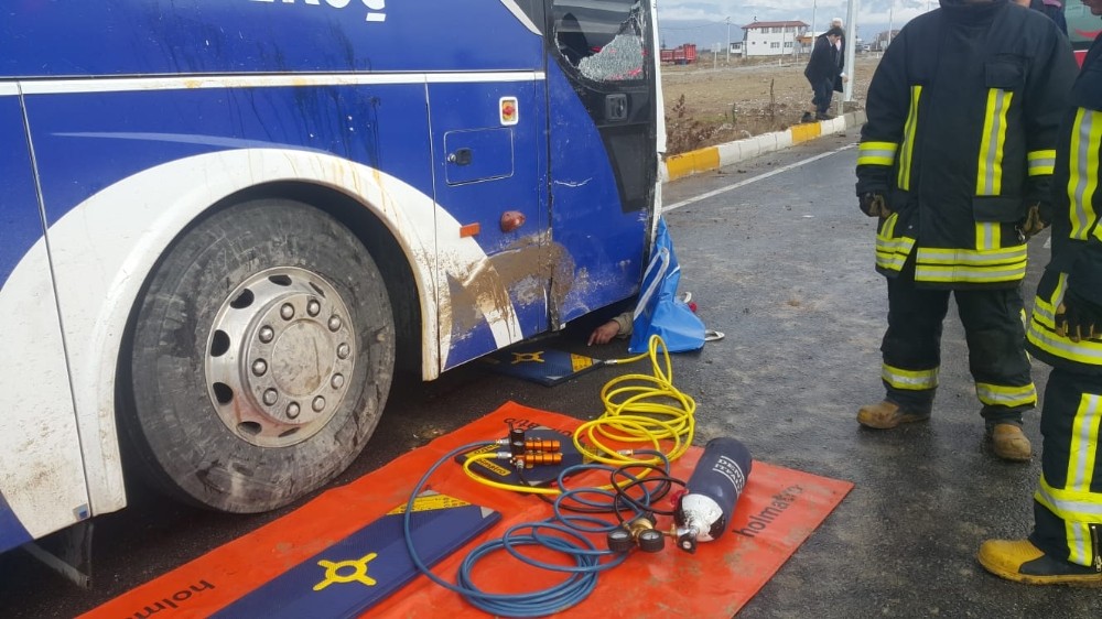 Otomobilden fırlayan araç sürücüsü, Otobüsün altında can verdi