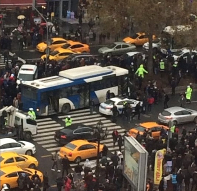 Ankara'da otobüs kazası! Yayaların arasına daldı!