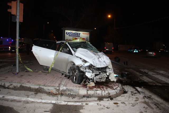 Konya'da otomobil, polis aracına çarptı: 1 memur öldü