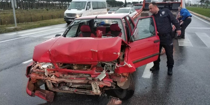 Otomobil kırmızı ışıkta bekleyen araca çarptı: 8 yaralı