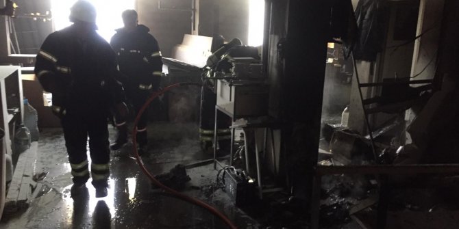 Kömür sobasından çıkan yangında, zehirlenerek öldü