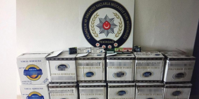 Park halindeki araçtan kaçak tütün ve malzeme çıktı