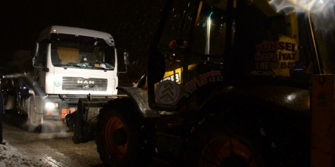 Balıkesir-Kütahya yolunda ulaşım güçlükle sağlanıyor