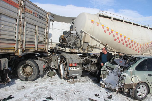 Erzurum'da gerçekleşen kaza sonucu 20 otomobil birbirine girdi