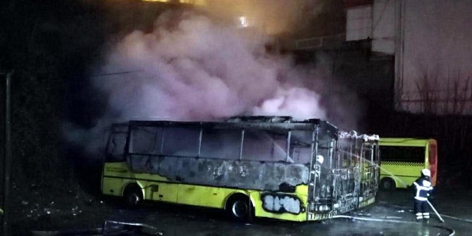 Tekirdağ'da, park halindeki 3 özel halk otobüsü yandı