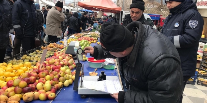 Pazardan aldıkları ürünleri kendileri tartıyorlar