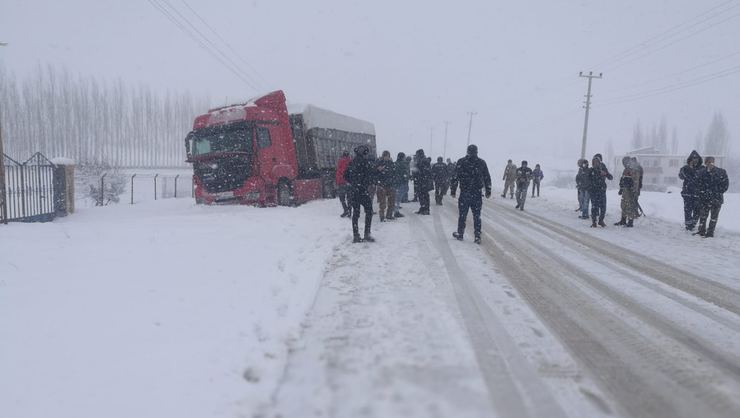 Öğrenci servisi ile tır çarpıştı! 13 kişi hastaneye kaldırıldı!