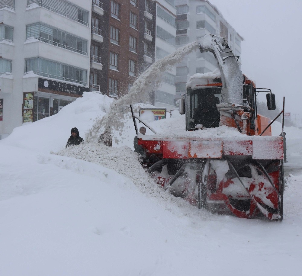 Bitlis'te yoğun kar yağışı nedeniyle 173 köy yolu ulaşıma kapandı