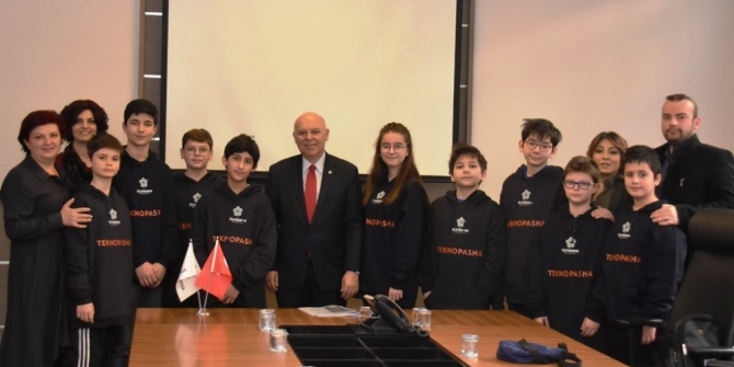 Kod Akademisi öğrencileri yeni projelerini Başkan Eşkinat’a tanıttı