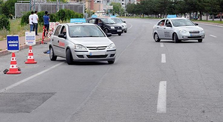 Sürücü adaylarını en çok düz vites ve park etme zorladı!