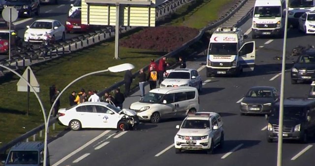 TEM'de Feci Kaza! Otomobil ile Motosiklet Çarpıştı: 1 Kişi Öldü