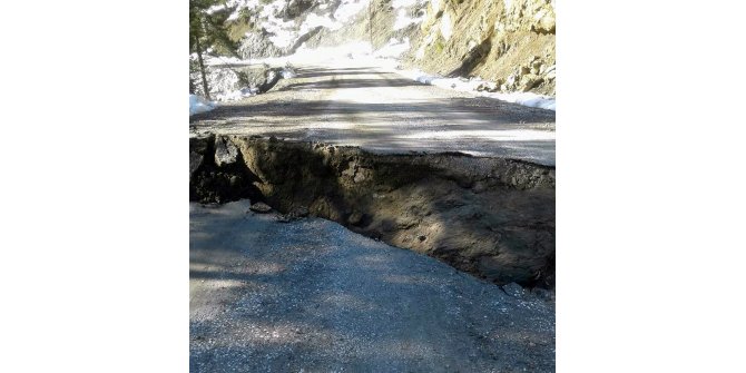Feke'de yol çöktü, köyle irtibat kesildi