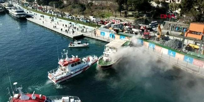 İstanbul Boğazı Aşiyan açıklarında gezi teknesinde yangın çıktı