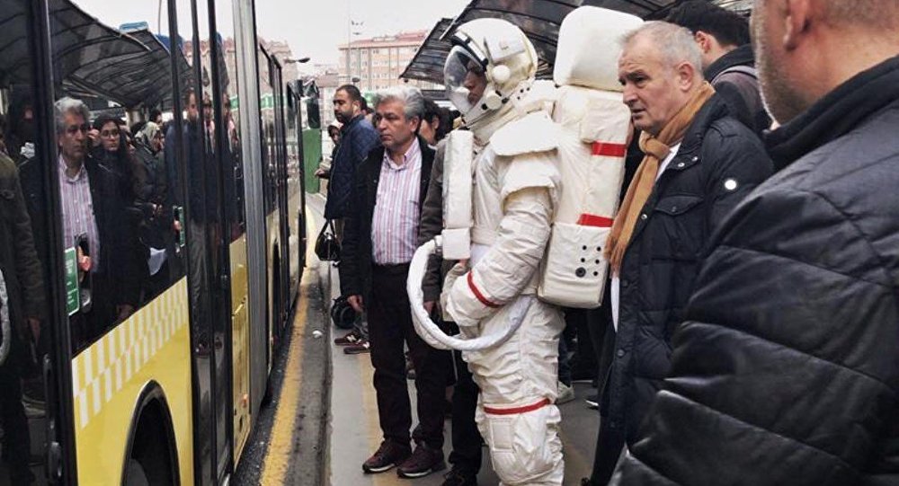 Metrobüs durağında astronot adam görenleri şok etti