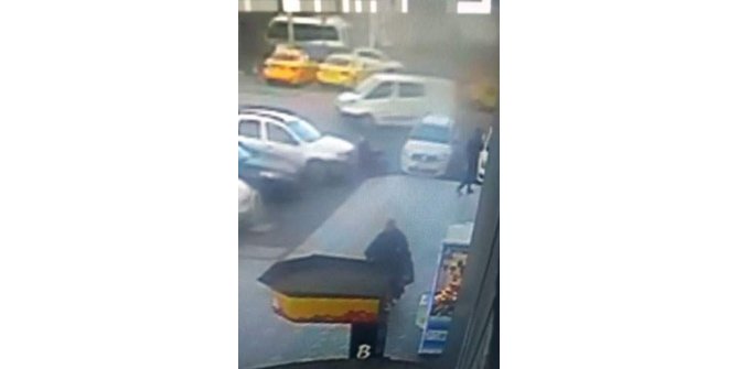 Düşürülen parayı alan kadın, güvenlik kamerasına yakalandı