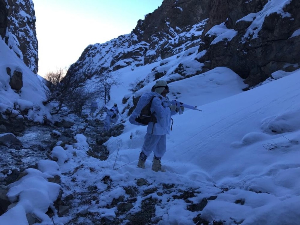 PKK/KCK’ya ait sığınakta Kalaşnikof piyade tüfeği ile yaşam malzemesi ele geçirildi