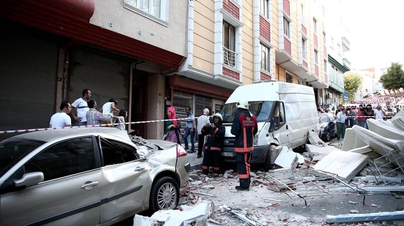 Gaziosmanpaşa'da EYP patladı, bir iş yerinin camları kırıldı