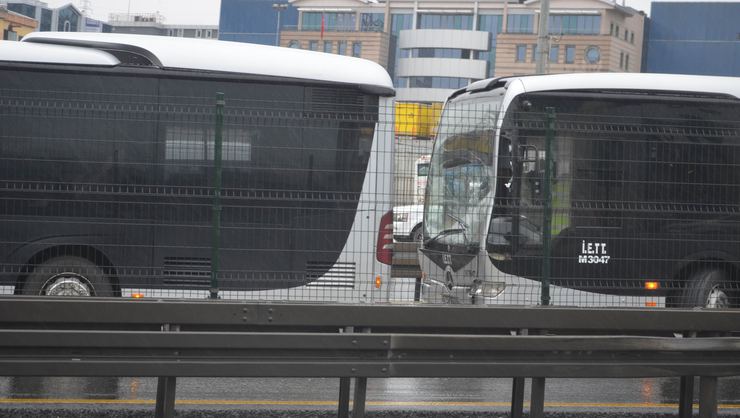 Beylikdüzü'nde metrobüsler çarpıştı!