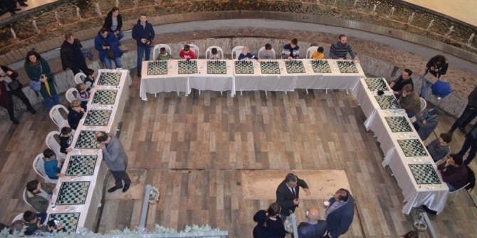 Dünyaca ünlü satranç ustası bir anda 20 kişiye karşı satranç oynadı