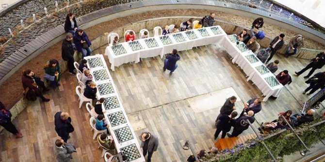 Satranç ustası Jevtiç, 20 kişiye karşı oynadı