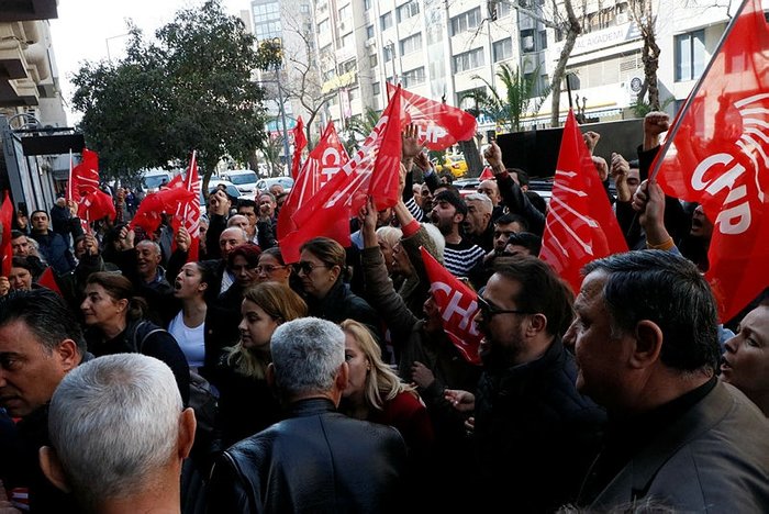 CHP'liler partide kapıları yumrukladı televizyonu kırdı