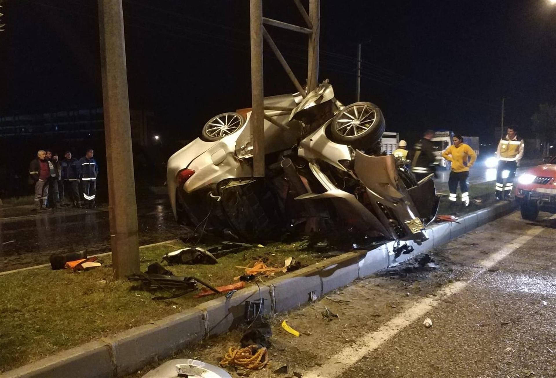 Muğla'da kontrolden çıkan araç tabelaya çarptı