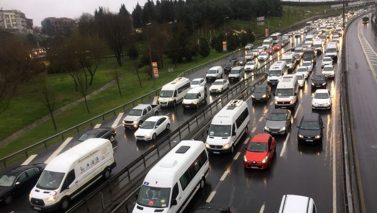 İstanbul'da yağan yağmur trafiği kilitledi!