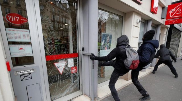 Paris'te yine sokaklar karıştı: Sarı yelekliler ateşe verdi