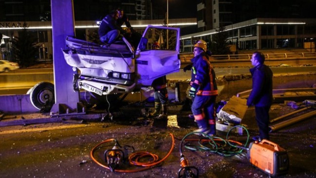 Ankara'da feci kaza! Kamyon parçalara ayrıldı