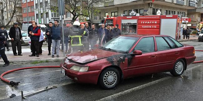 Alev alan otomobilin sürücüsü çocuklarını sona anda kurtardı