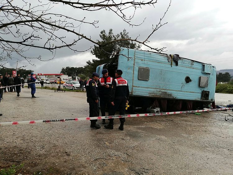 Feci kaza! Otobüs devrildi: Ölü ve yaralılar var