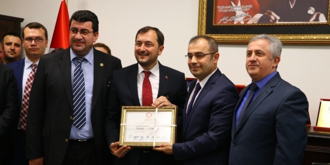 Süleymanpaşa’yı CHP’den alan AK Partili Yüksel mazbatasını aldı