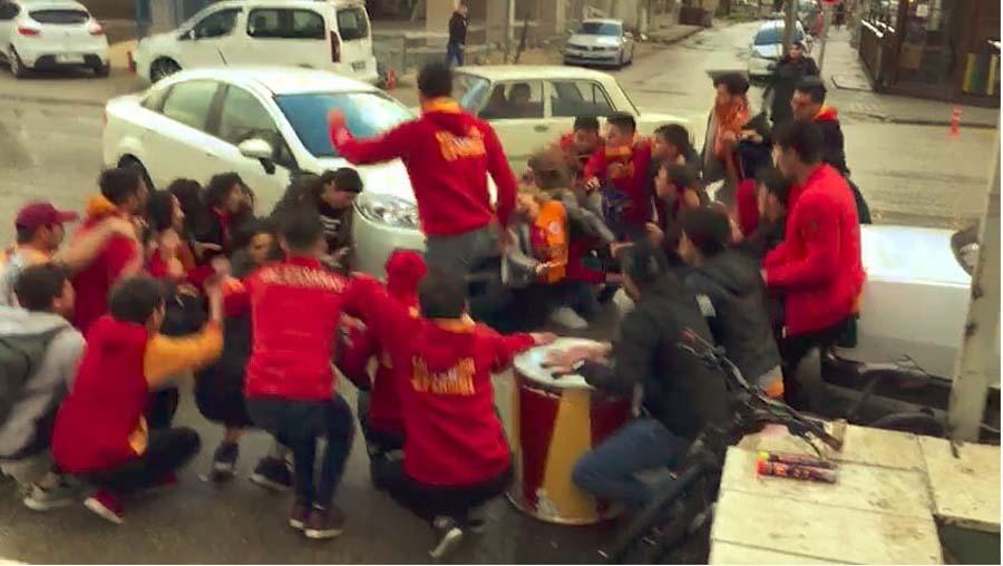 Bir araç, tezahürat yapan Galatasaray taraftarlarının arasına daldı