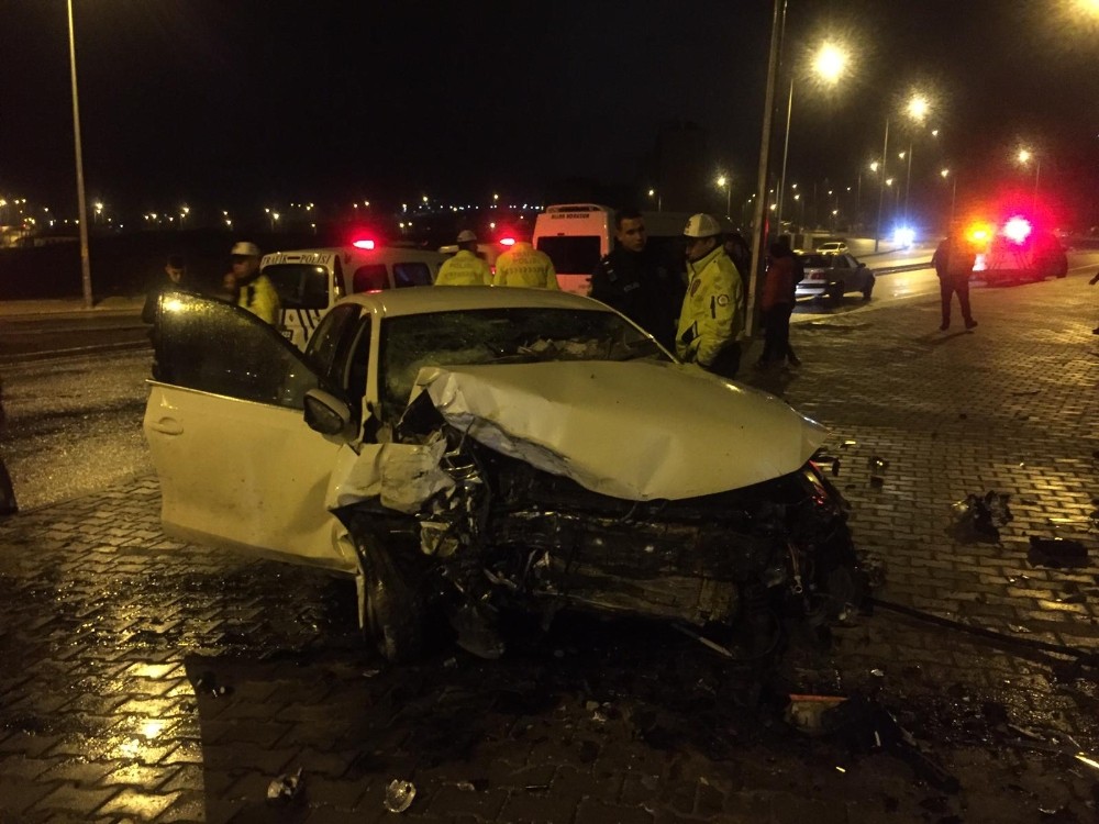 Niğde'de kavşağa hızlı giren sürücü kaza yaptı!  4 yaralı var