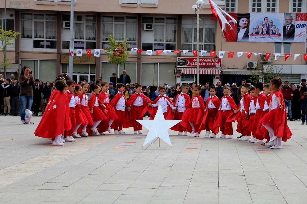 Manisa’da Çocuklar hazırladıkları gösterileriyle bayramı doyasıya yaşarken ortaya renkli görüntüler çıktı.