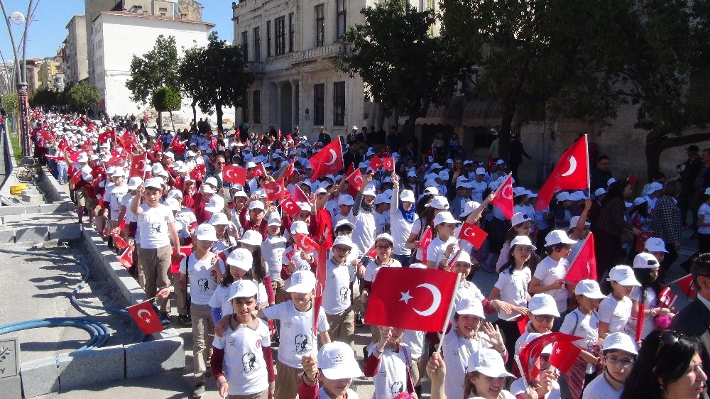 Hatay’da 23 Nisan kutlamaları saygı duruşu ve İstiklal Marşı ile başladı