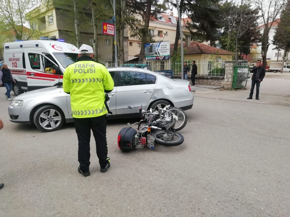 Adıyaman'ın Gölbaşı İlçesinde Otomobil ile motosiklet çarpıştı